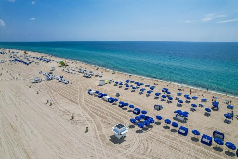 Condo in Miami Beach, Florida, 1 bedroom  № 1409213 - photo 18