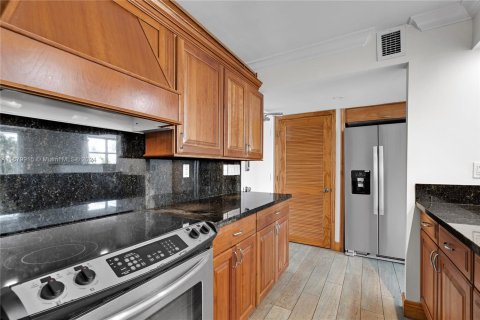 Condo in Miami Beach, Florida, 1 bedroom  № 1409213 - photo 10