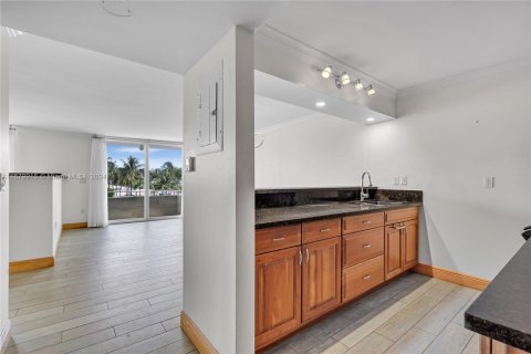 Condo in Miami Beach, Florida, 1 bedroom  № 1409213 - photo 7