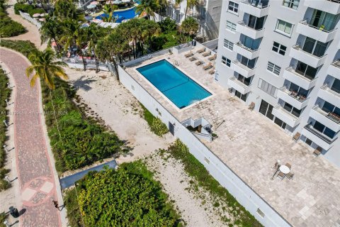 Condo in Miami Beach, Florida, 1 bedroom  № 1409213 - photo 16