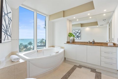 Condominio en venta en Sunny Isles Beach, Florida, 3 dormitorios, 246.1 m2 № 948707 - foto 10