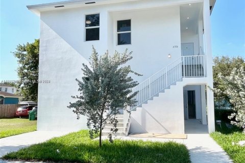 House in Miami, Florida 4 bedrooms, 111.48 sq.m. № 1386183 - photo 2