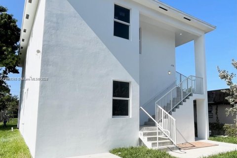 House in Miami, Florida 4 bedrooms, 111.48 sq.m. № 1386183 - photo 1