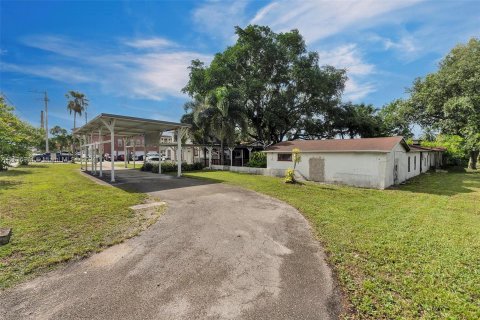 Commercial property in Davie, Florida № 1281487 - photo 14