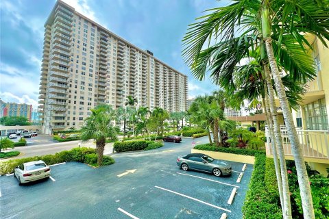 Condo in Sunny Isles Beach, Florida, 1 bedroom  № 1379028 - photo 10