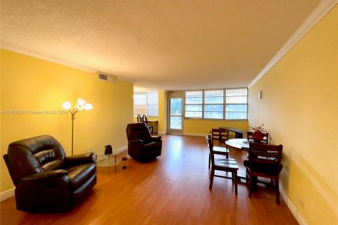 Condo in Sunny Isles Beach, Florida, 1 bedroom  № 1379028 - photo 1