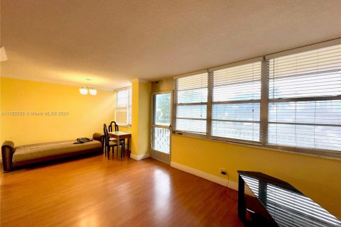 Condo in Sunny Isles Beach, Florida, 1 bedroom  № 1379028 - photo 2