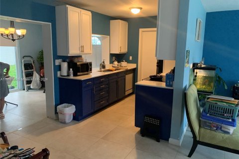 House in Sunrise, Florida 2 bedrooms, 91.14 sq.m. № 1237813 - photo 12