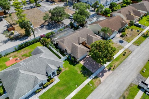 Villa ou maison à vendre à Lauderhill, Floride: 4 chambres, 174.28 m2 № 1224894 - photo 1