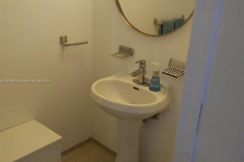 Condo in Miami, Florida, 1 bedroom  № 1153806 - photo 11