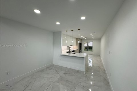 House in Hollywood, Florida 4 bedrooms, 187.85 sq.m. № 956422 - photo 23