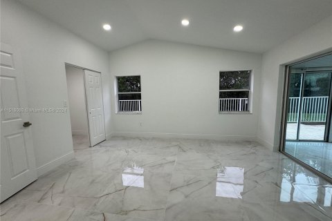 House in Hollywood, Florida 4 bedrooms, 187.85 sq.m. № 956422 - photo 9