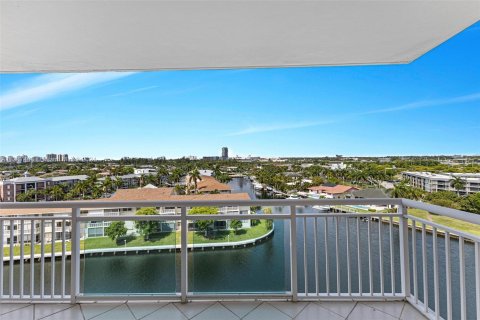 Condominio en venta en Hallandale Beach, Florida, 2 dormitorios, 107.02 m2 № 502740 - foto 18