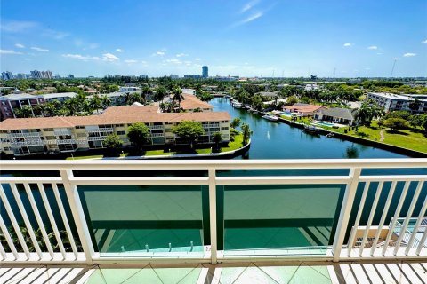 Condominio en venta en Hallandale Beach, Florida, 2 dormitorios, 107.02 m2 № 502740 - foto 2