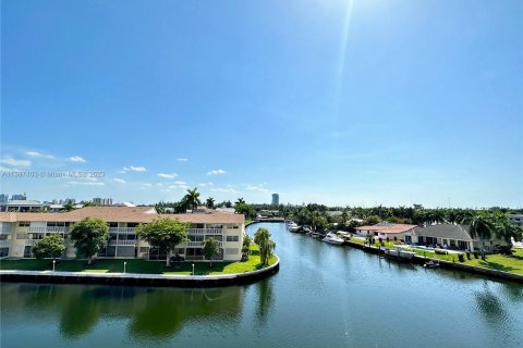 Condominio en venta en Hallandale Beach, Florida, 2 dormitorios, 107.02 m2 № 502740 - foto 7