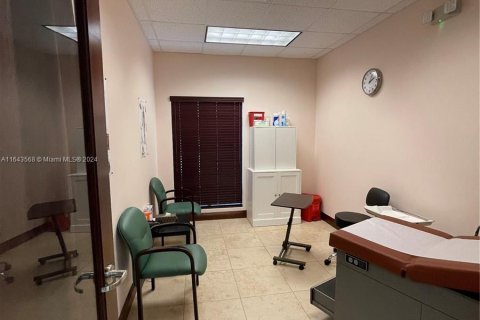 Propiedad comercial en venta en Tamarac, Florida № 1325627 - foto 17