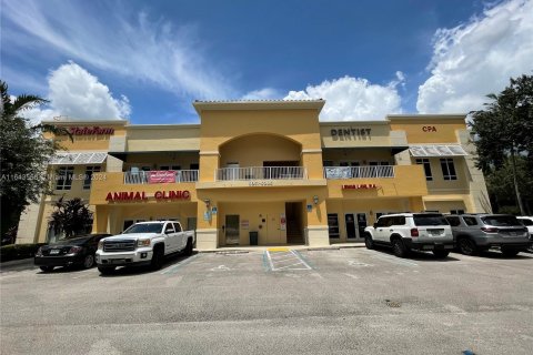 Propiedad comercial en venta en Tamarac, Florida № 1325627 - foto 2