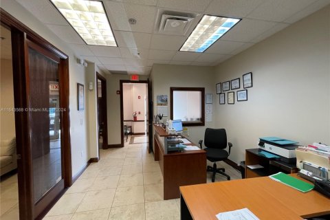 Propiedad comercial en venta en Tamarac, Florida № 1325627 - foto 10