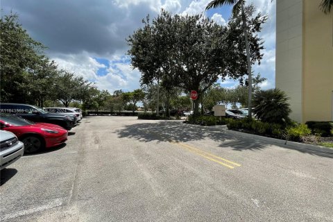 Commercial property in Tamarac, Florida № 1325627 - photo 28