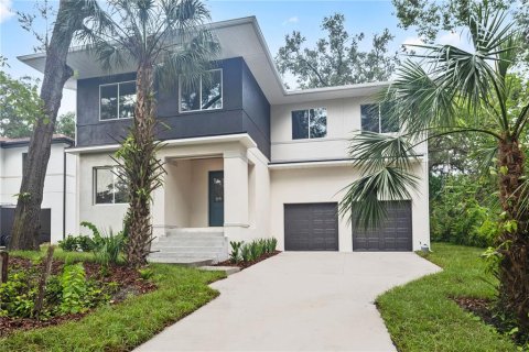 House in Tampa, Florida 5 bedrooms, 280.66 sq.m. № 1343233 - photo 1