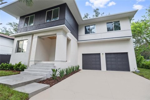 House in Tampa, Florida 5 bedrooms, 280.66 sq.m. № 1343233 - photo 2