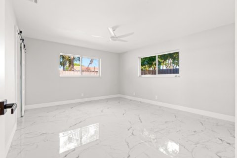 House in Lighthouse Point, Florida 3 bedrooms, 169.27 sq.m. № 855500 - photo 26