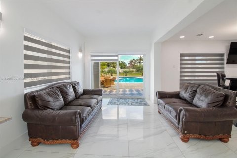 Casa en venta en Miami, Florida, 4 dormitorios, 295.8 m2 № 1440176 - foto 17