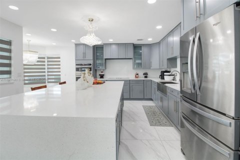 Casa en venta en Miami, Florida, 4 dormitorios, 295.8 m2 № 1440176 - foto 9