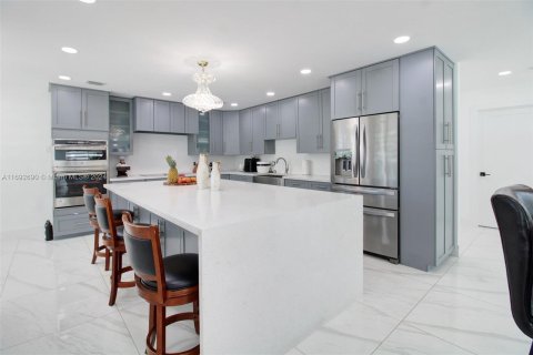 Casa en venta en Miami, Florida, 4 dormitorios, 295.8 m2 № 1440176 - foto 8