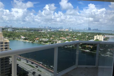 Condo in Miami Beach, Florida, 2 bedrooms  № 1175863 - photo 1