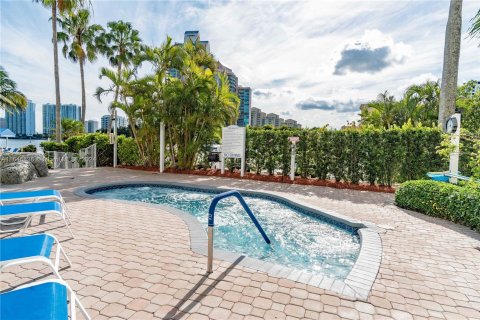 Condominio en alquiler en Aventura, Florida, 2 dormitorios, 101.36 m2 № 1329583 - foto 17