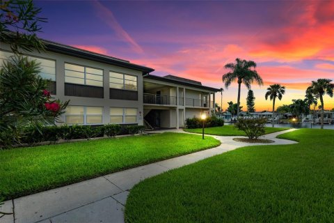 Condo in New Port Richey, Florida, 2 bedrooms  № 1374640 - photo 1