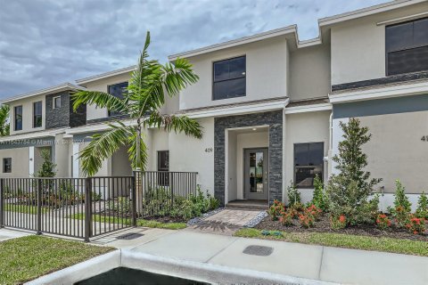 Townhouse in Florida City, Florida 3 bedrooms № 1325683 - photo 2