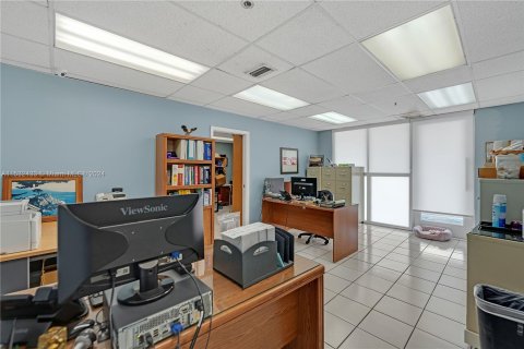Commercial property in Doral, Florida № 1006760 - photo 20