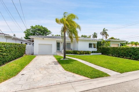 Casa en venta en Surfside, Florida, 3 dormitorios, 154.22 m2 № 822628 - foto 2