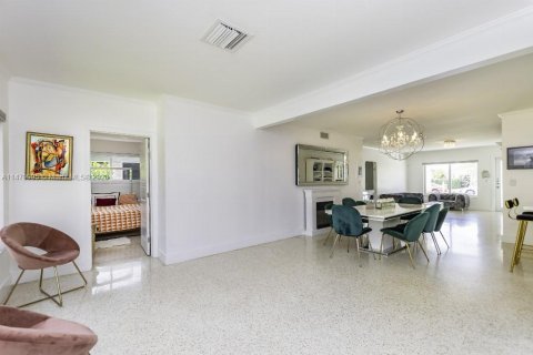 Villa ou maison à vendre à Surfside, Floride: 3 chambres, 154.22 m2 № 822628 - photo 9