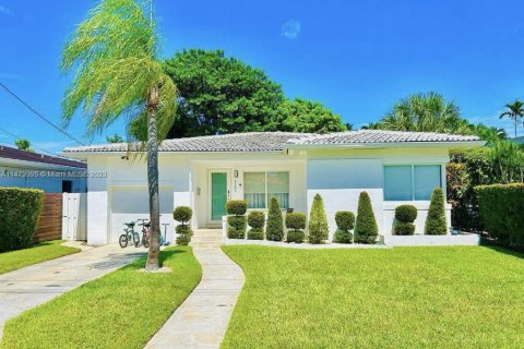 Villa ou maison à vendre à Surfside, Floride: 3 chambres, 154.22 m2 № 822628 - photo 1