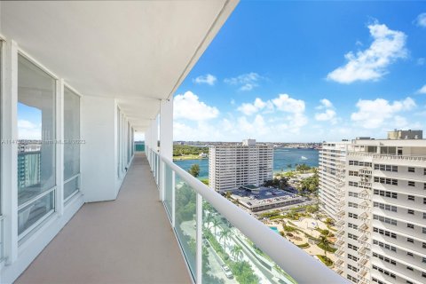 Condo in Fort Lauderdale, Florida, 3 bedrooms  № 1382986 - photo 10