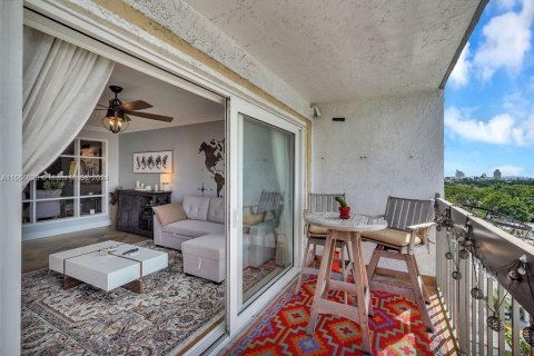 Condo in Miami Beach, Florida, 1 bedroom  № 1383022 - photo 2