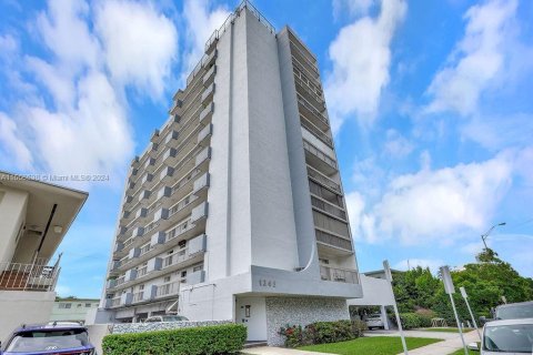 Condo in Miami Beach, Florida, 1 bedroom  № 1383022 - photo 20