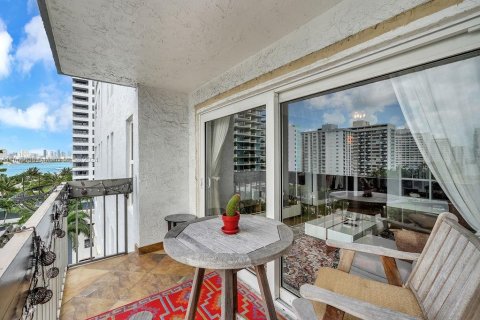 Condo in Miami Beach, Florida, 1 bedroom  № 1383022 - photo 1