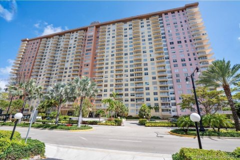 Condominio en venta en Sunny Isles Beach, Florida, 1 dormitorio, 87.61 m2 № 1229746 - foto 13