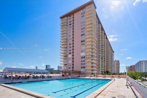 Condominio en venta en Sunny Isles Beach, Florida, 1 dormitorio, 87.61 m2 № 1229746 - foto 14