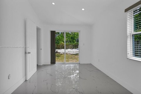 House in Miami, Florida 3 bedrooms, 78.97 sq.m. № 1153459 - photo 6