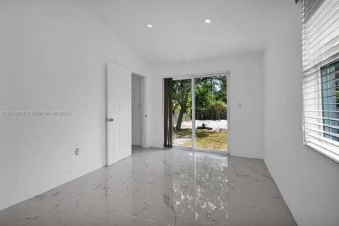 House in Miami, Florida 3 bedrooms, 78.97 sq.m. № 1153459 - photo 4