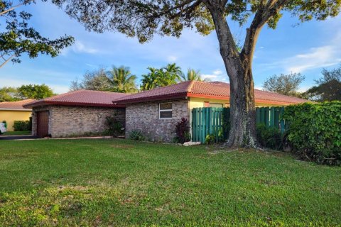 House in Coral Springs, Florida 3 bedrooms, 204.01 sq.m. № 930053 - photo 14
