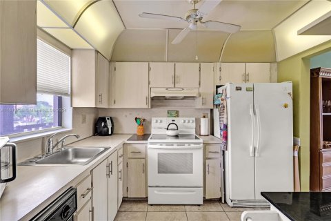 Condo in Sunrise, Florida, 1 bedroom  № 1318888 - photo 18