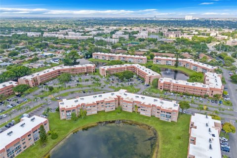 Condo in Sunrise, Florida, 1 bedroom  № 1318888 - photo 4