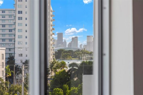 Condo in Miami Beach, Florida, 1 bedroom  № 1293174 - photo 1