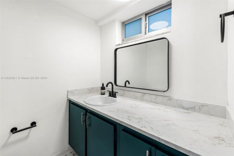 Condo in Miami Beach, Florida, 1 bedroom  № 1293174 - photo 12